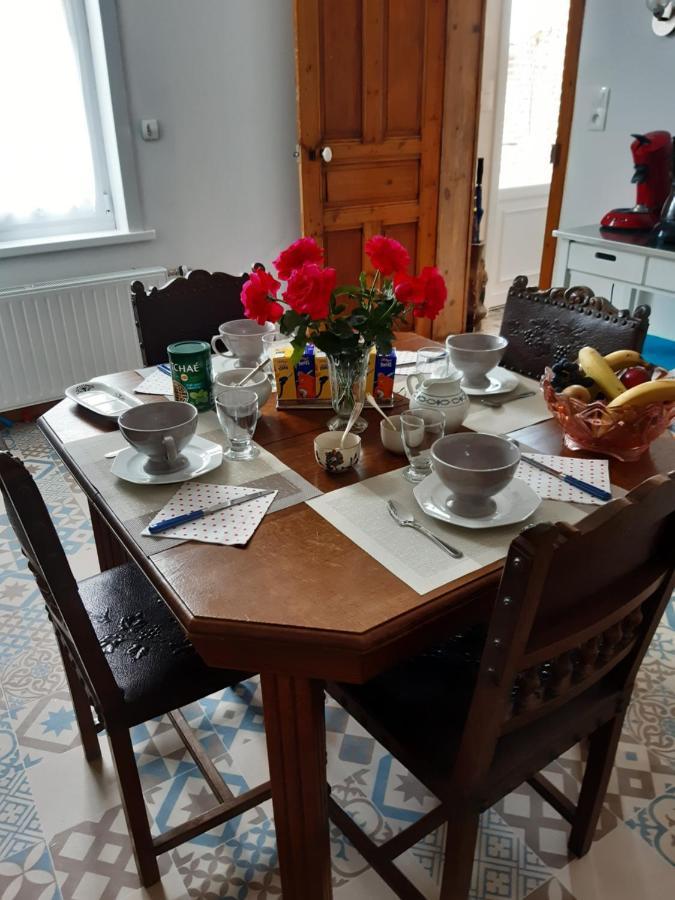 Au Coeur De L'Enclave Bed and Breakfast Moeuvres Buitenkant foto